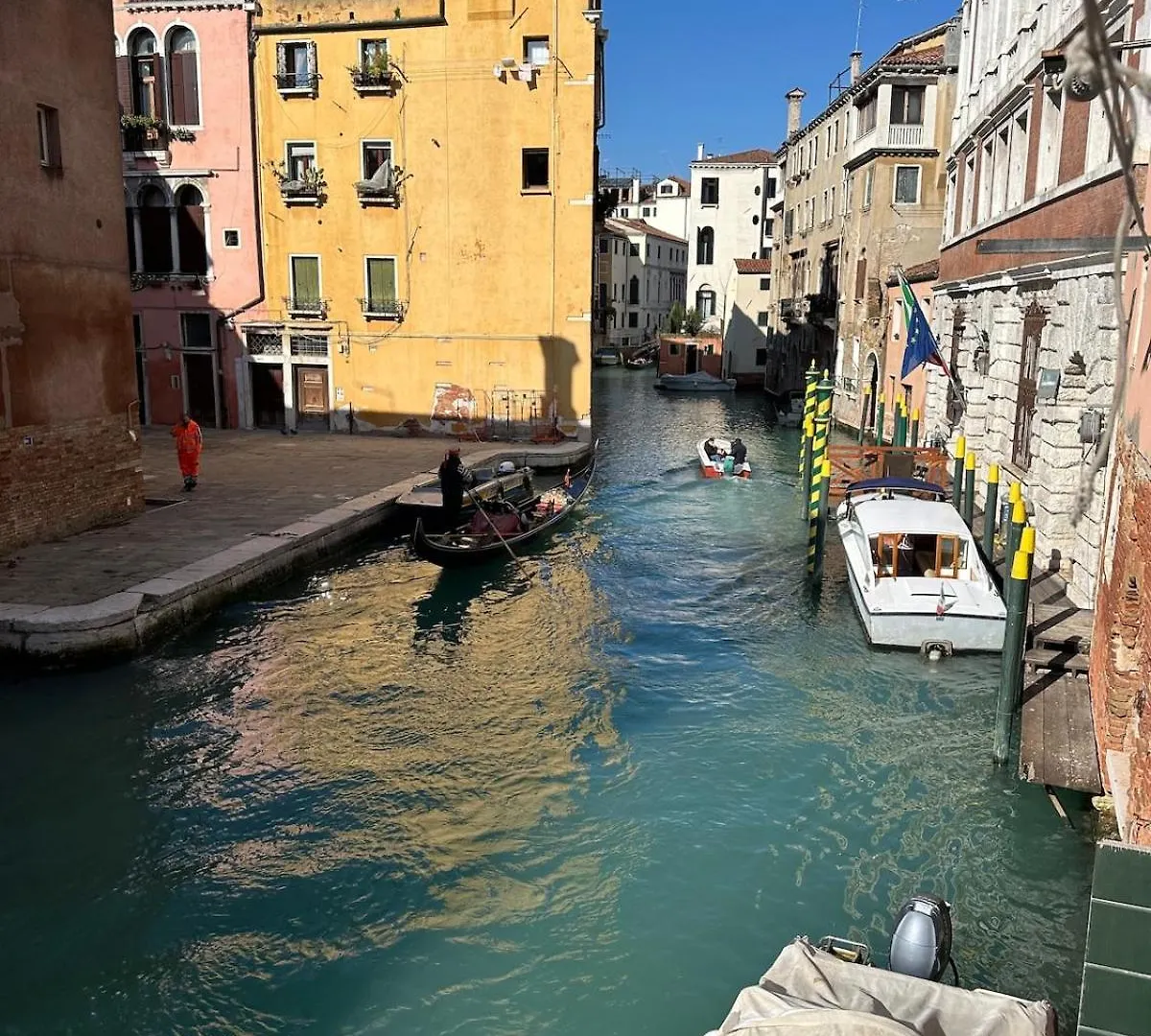 Campo San Polo Canal View Apartment Venedig