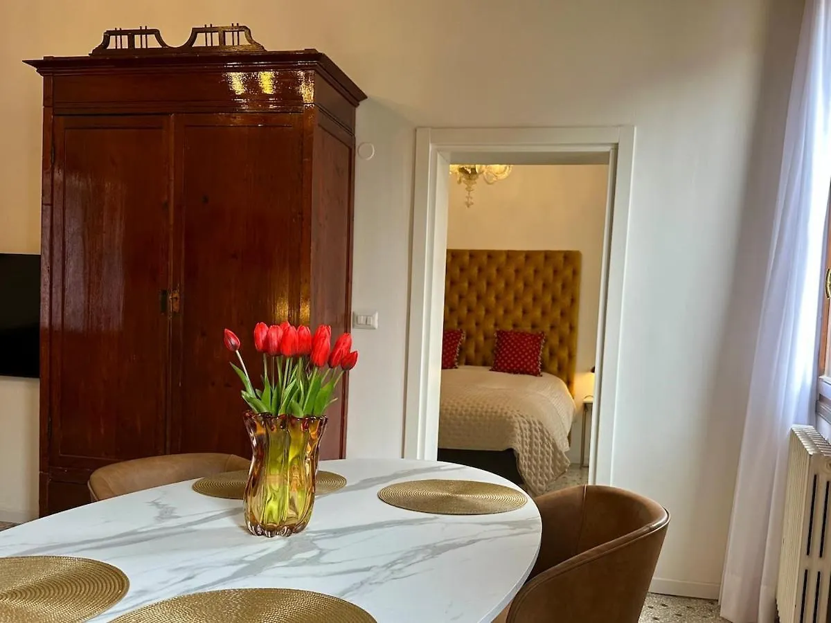 Campo San Polo Canal View Apartment Venedig