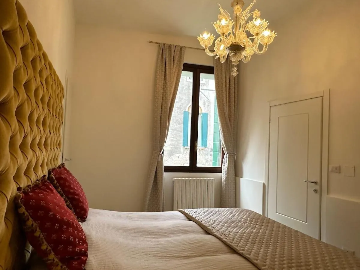 Campo San Polo Canal View Apartment Venedig