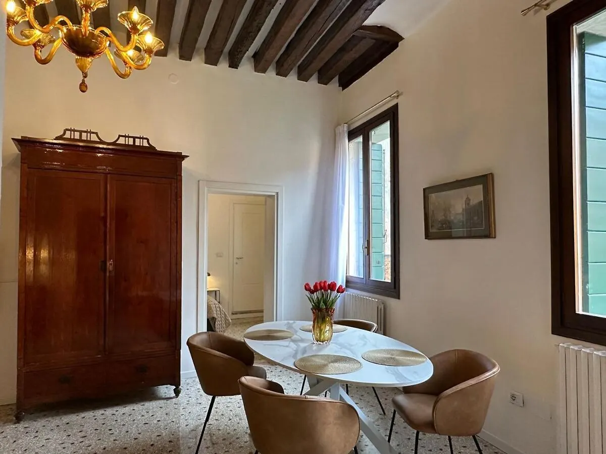Campo San Polo Canal View Apartment Venetië