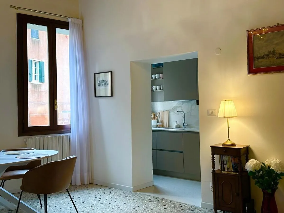 Campo San Polo Canal View Apartment Venedig