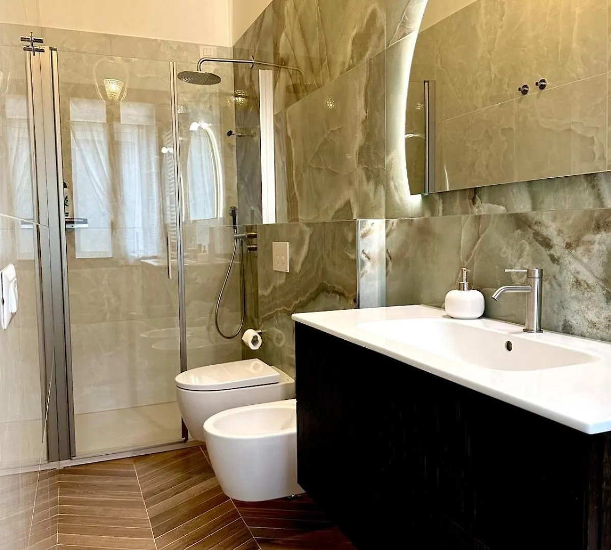 Campo San Polo Canal View Apartment Venice Italy