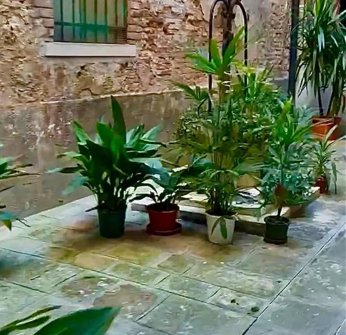 Campo San Polo Canal View Apartment Venice
